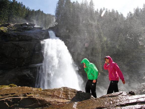 Menschen in der Gischt des unteren Wasserfalls