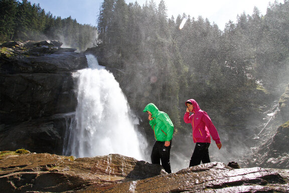 [Translate to English:] Menschen im Sprühnebel am unteren Krimmler Wasserfall