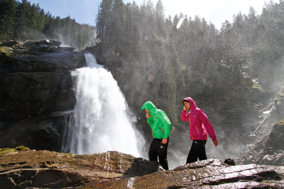 Menschen in Sprühnebel des unteren Krimmler Wasserfalls © Zillertal Arena