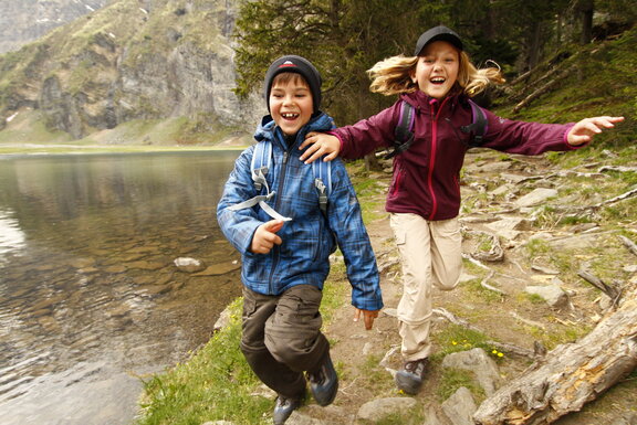 Kinder toben am Bergsee © Zillertal Arena